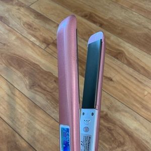 Kipozi professional flat iron, with custom temperature range 170-450 degrees